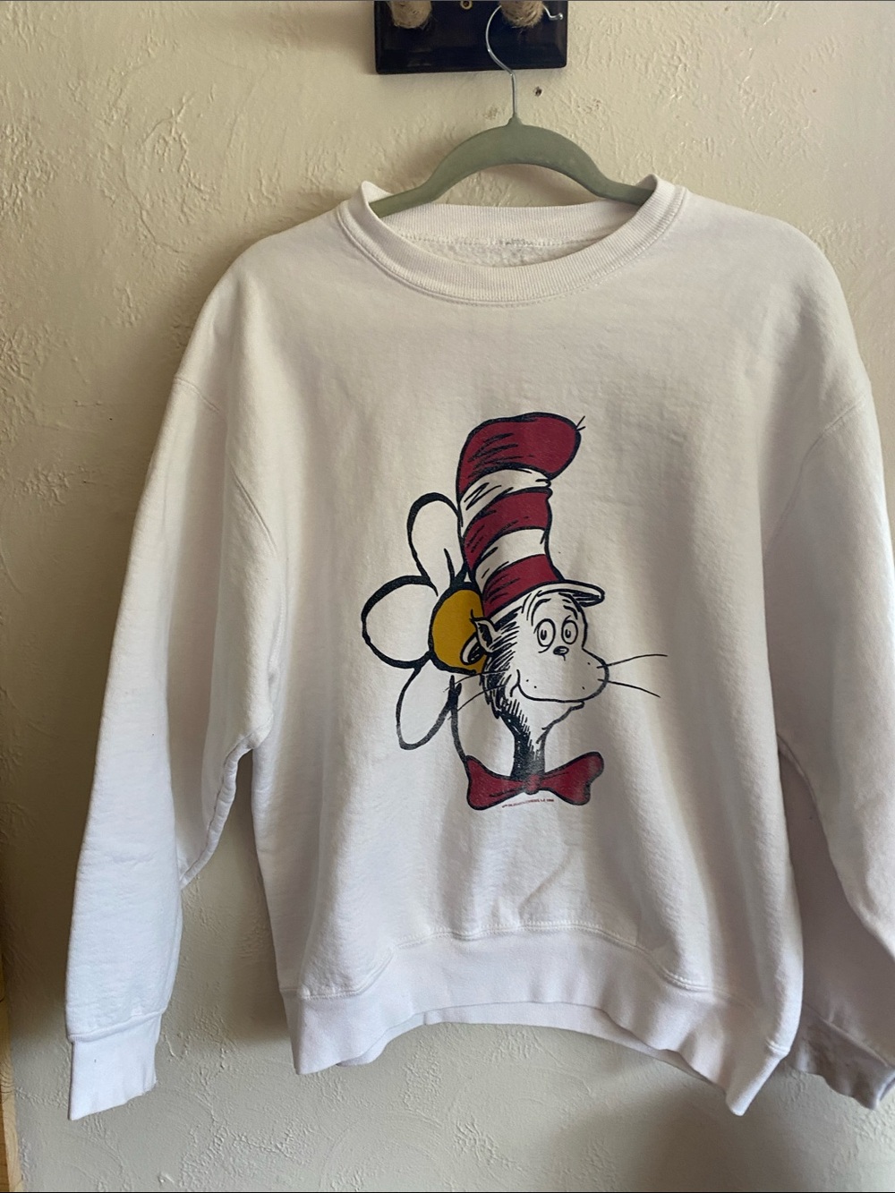 90’s White Graphic Crewneck Sweatshirt with Red Striped Hat Print